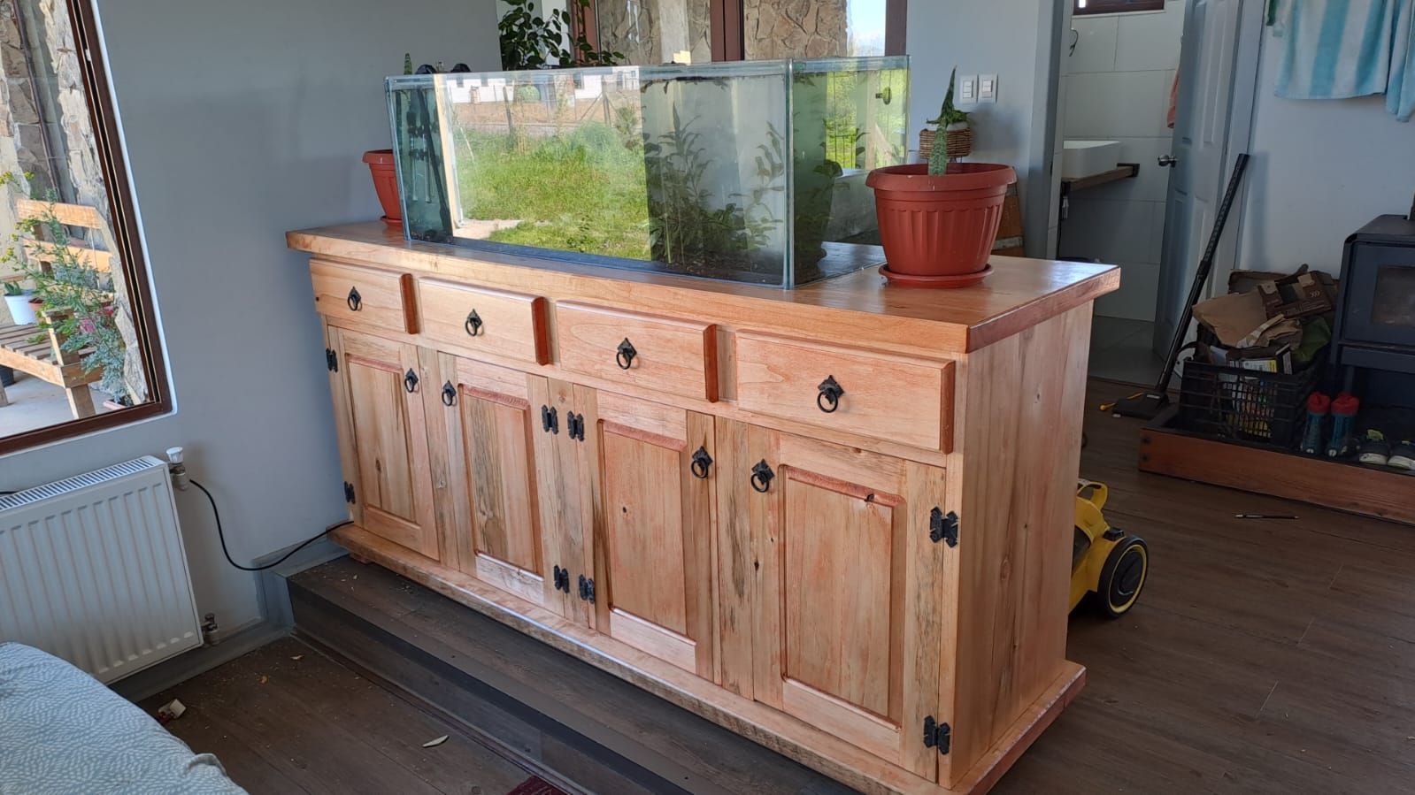 Buffet de madera rústica con herrajes de fierro forjado
